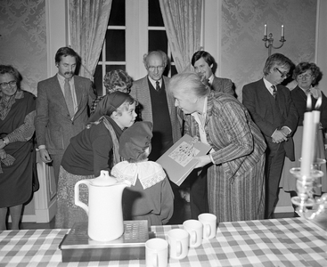 884561 Afbeelding van de presentatie van het boek Ergens beginnen de klokken hun lied in de balzaal van Paushuize ...